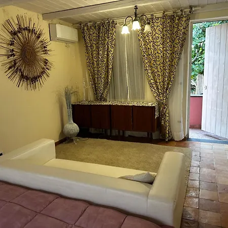 Camera Con Bagno In E Piscina In Comune